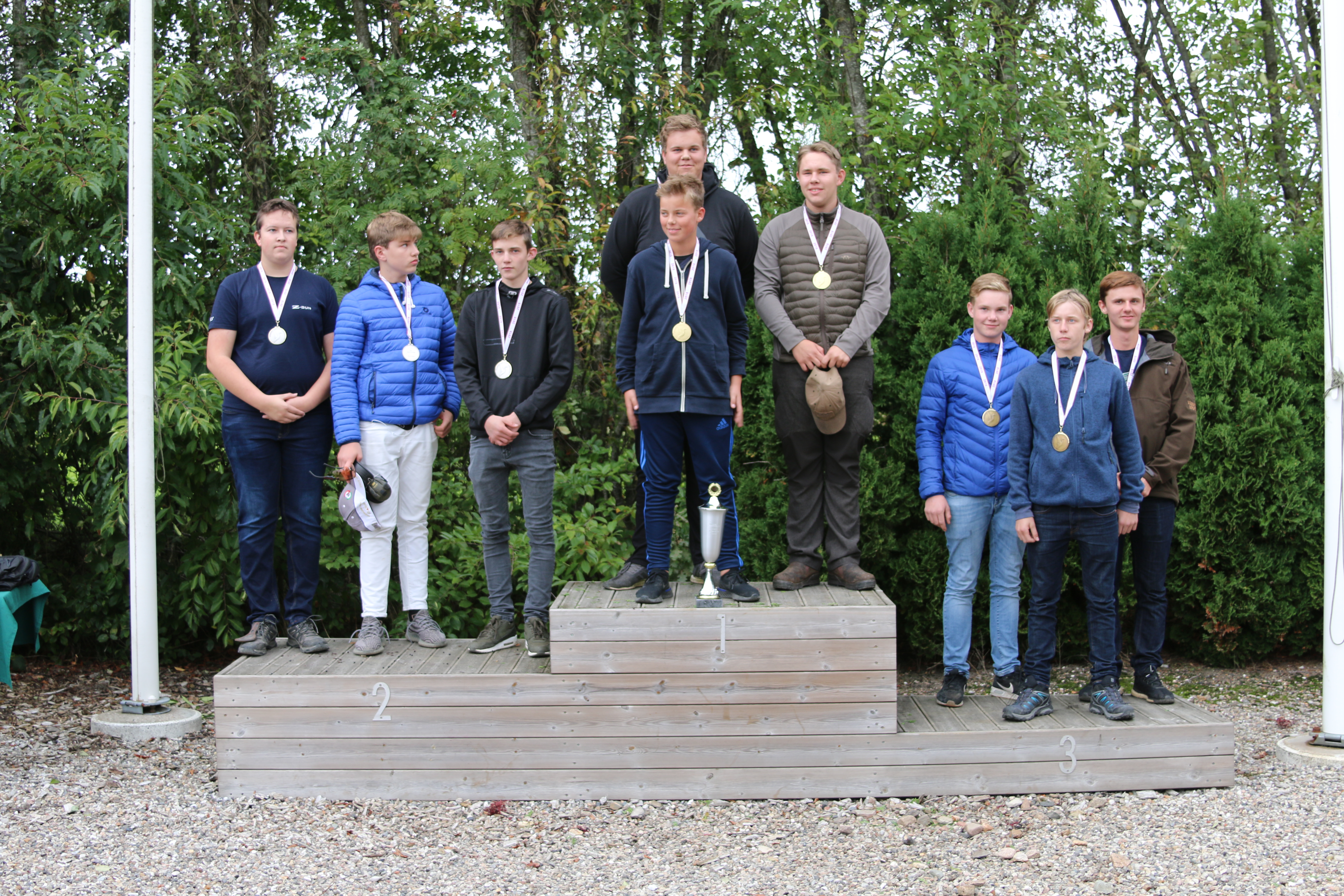 Vindere juniorrækken hold Guld: Hedehusene-Fløng jagtforening – 284 træf. Sølv: Lund jagtforening – 270 træf. Bronze: Køge-Herfølge jagtforening – 258 træf.