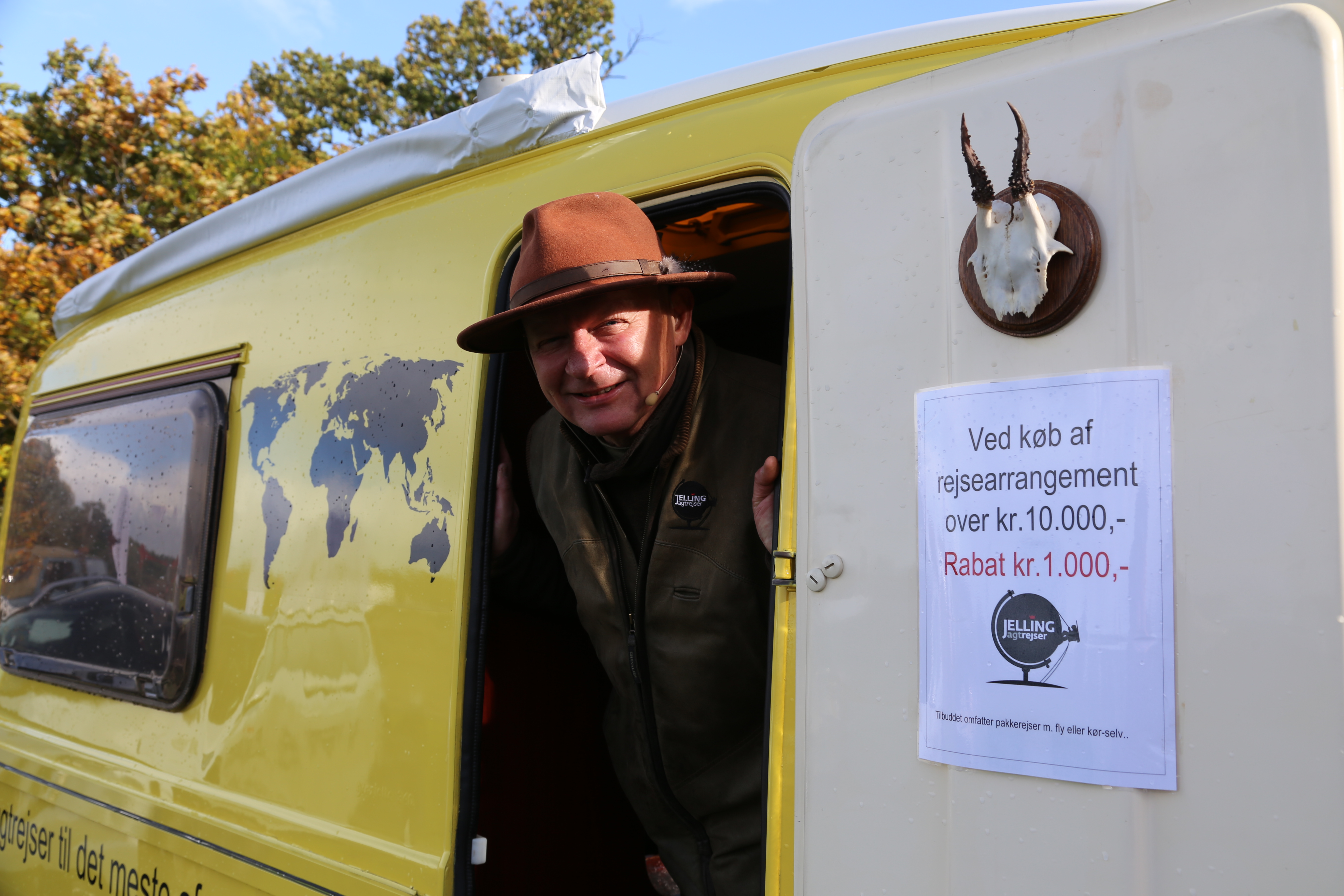 Initiativtager til messen, Kasper Tornvig Andersen, havde medbragt sin citrongule campingvogn, hvor folk kunne få en snak om køb af en jagtrejse til en eller anden spændende del af verden.