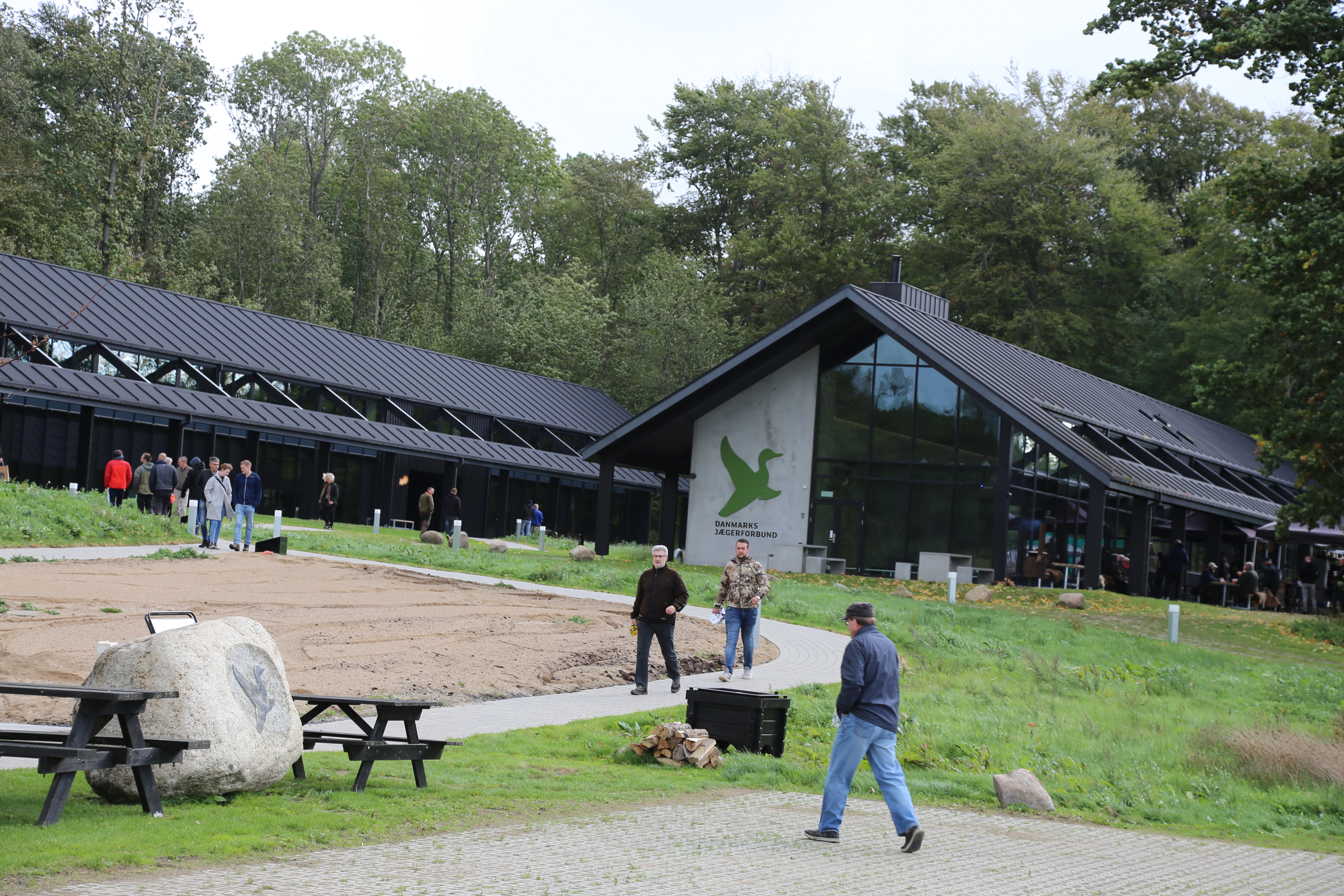 Hele dagen var der flittig aktivitet frem og tilbage mellem de forskellige bygninger ved Jagtens Hus.