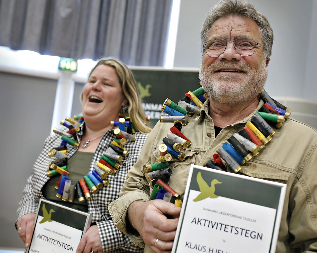 Marie-Louise Achton-Lyng og Klaus Hjelm modtog DJs aktivitetstegn for deres arbejde med at finde løsninger på skydebaneudfordringerne.