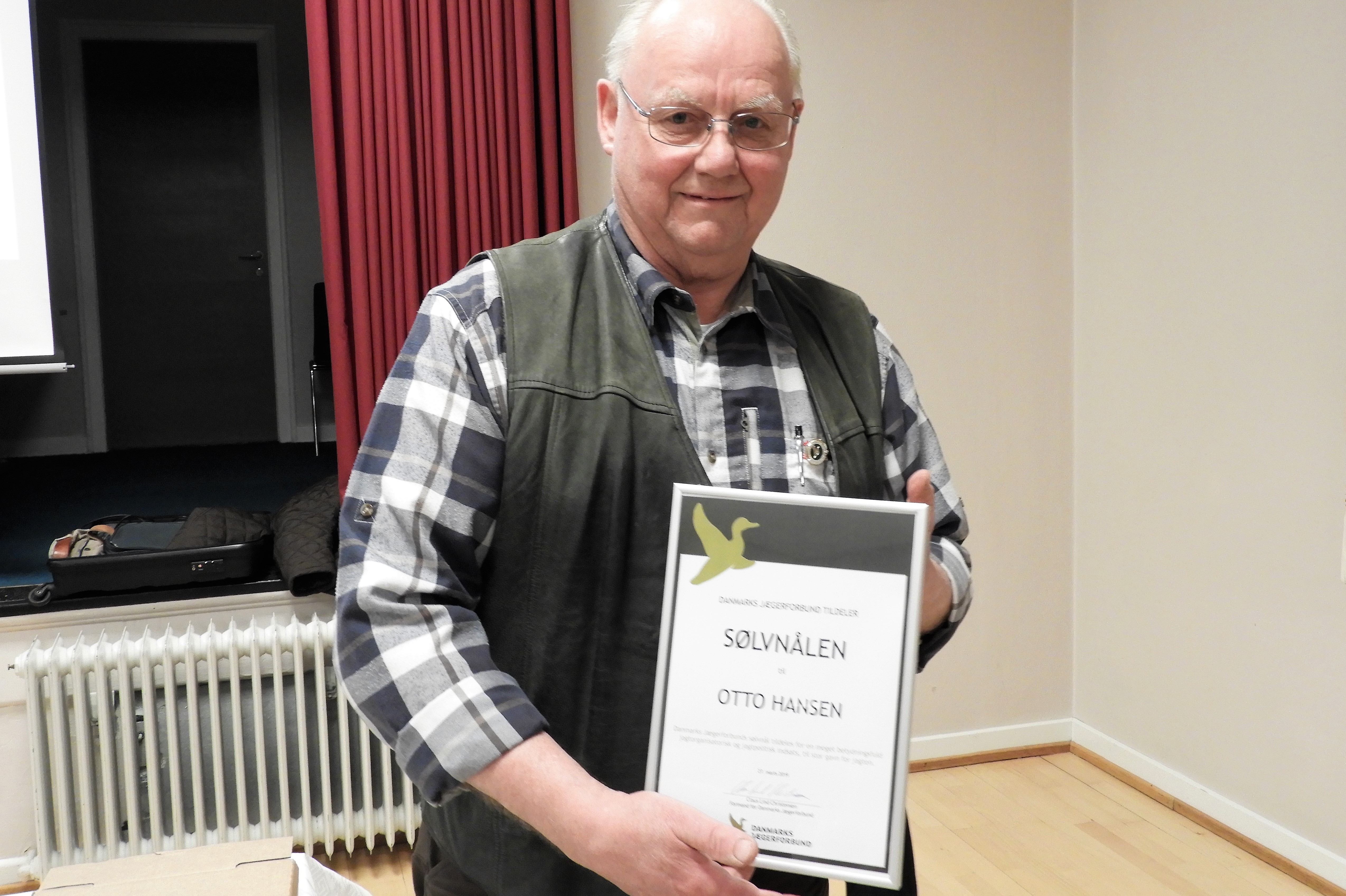 Den afgående riffelkoordinator Otto Hansen, fik for sit lange virke tildelt Jægerforbundets sølvnål under kredsmødet.