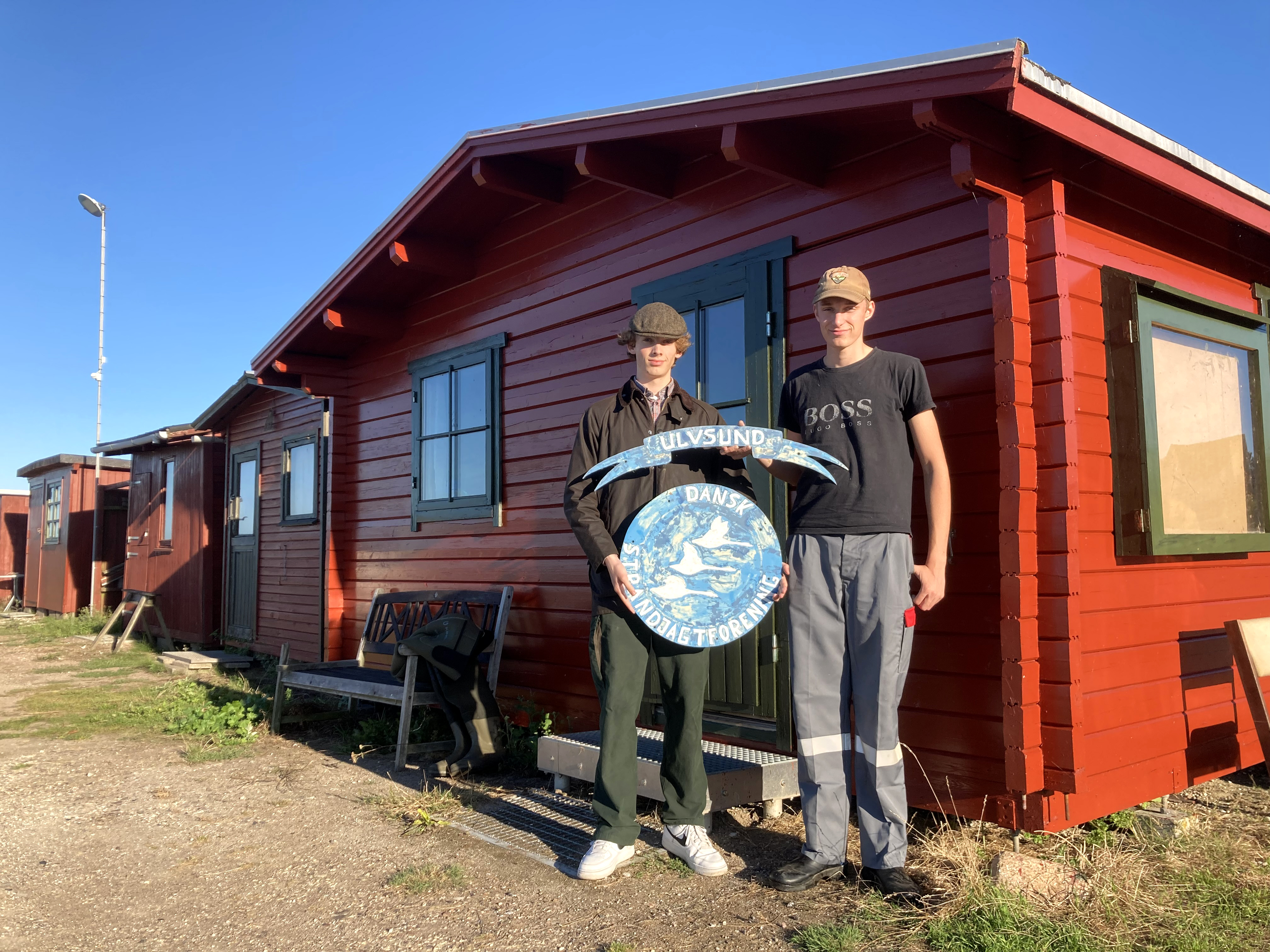 Christian (t.v.) og Alfred foran Ulvsund Strandjagtsforenings klubhus I Gammel Kalvehave Havn på Sydsjælland.