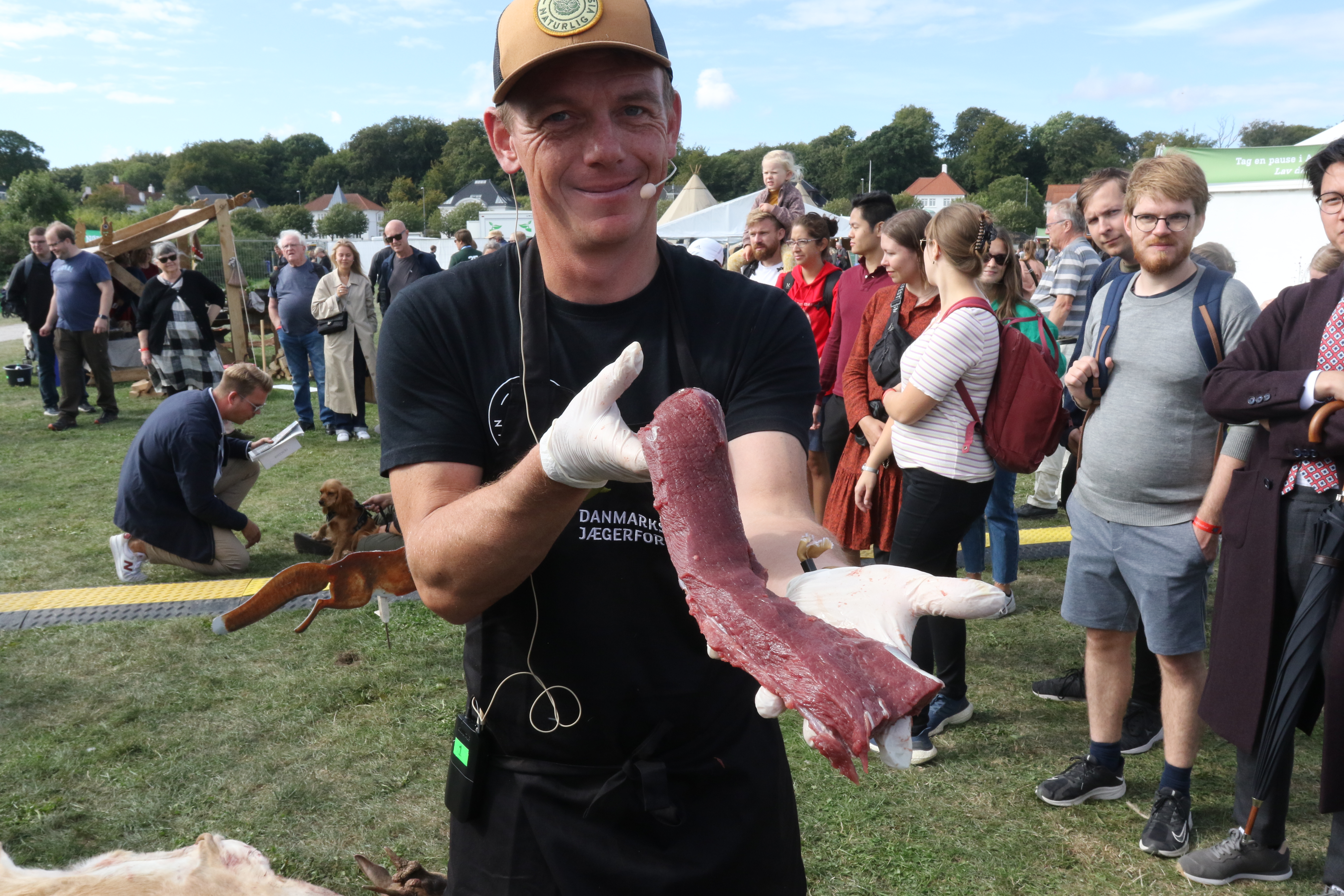 Naturvejleder ved DJ, Franz Holmberg, fremviser en rygfilet, som straks efter kom på grillen og blev til lækker vildtmad.